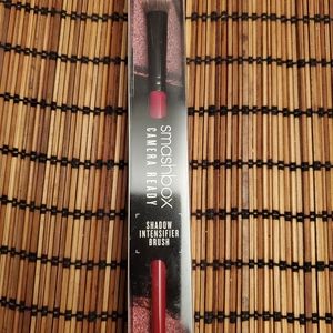 SOLD!Smashbox Camera Ready Shadow Intensifier Brush